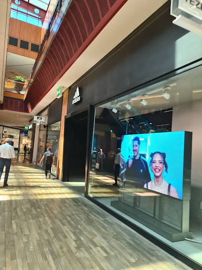 adidas Store Porto, Rua Sara Afonso em Porto