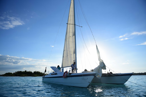Velear en Bacalar. Magic Bacalar Marina: Aventura, Tours y Colectivos – Bacalar